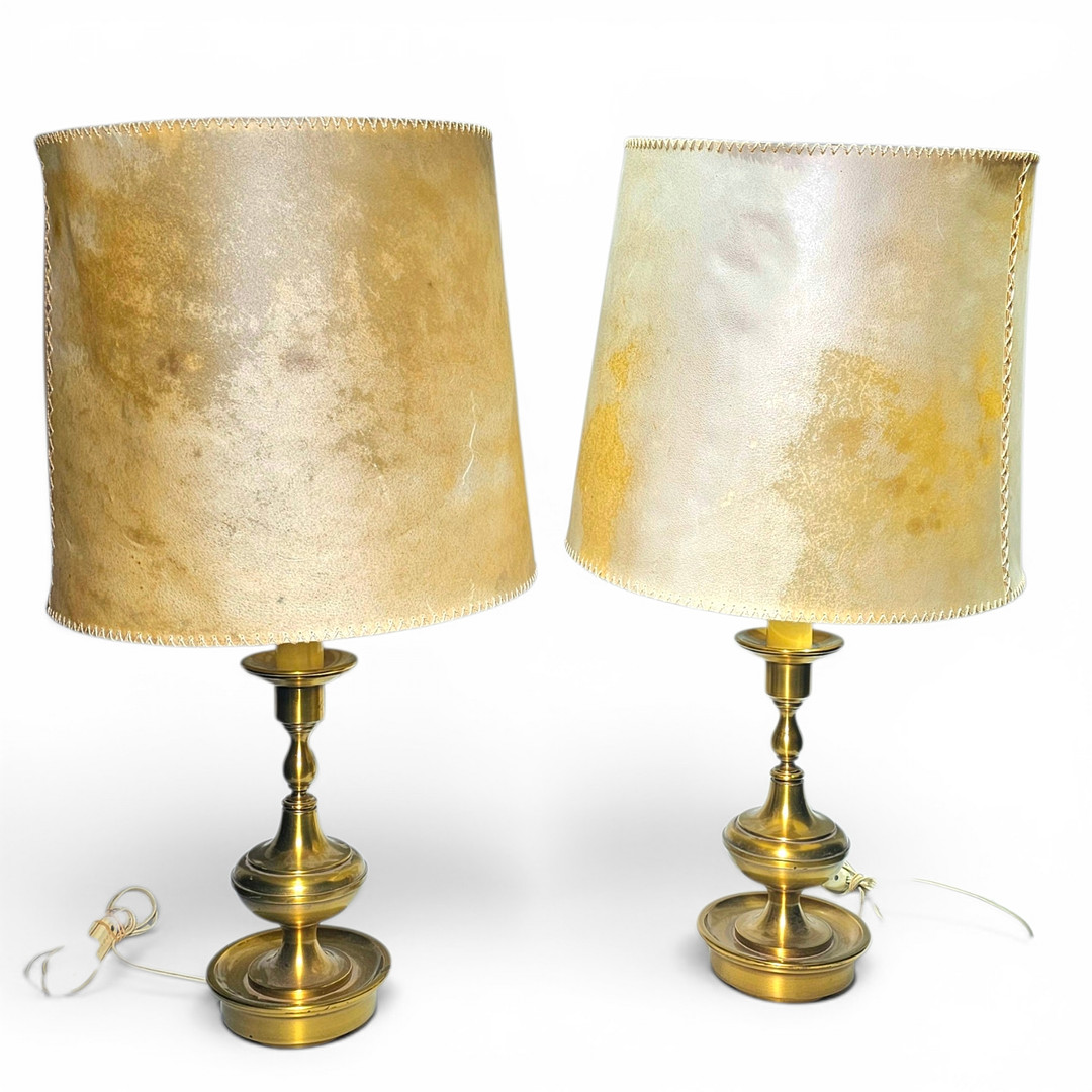 Pareja de lámparas el latón dorado con decoración abalaustrada.