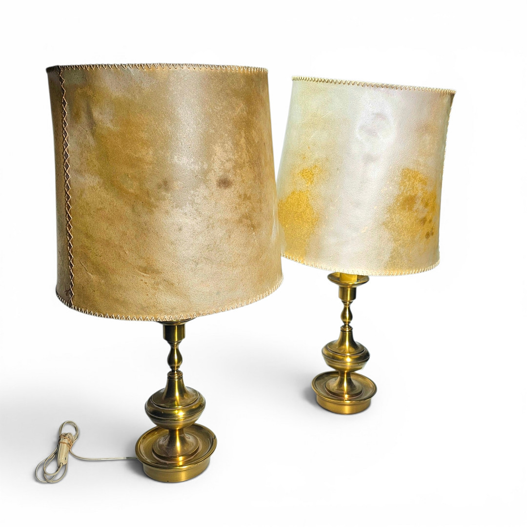 Pareja de lámparas el latón dorado con decoración abalaustrada.