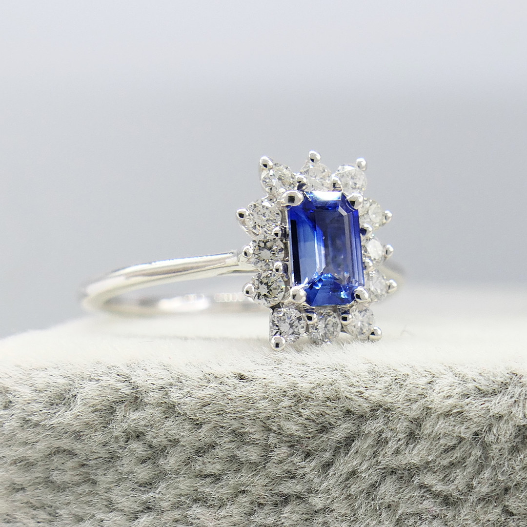 SAPPHIRE & DIAMOND ring in platinum.