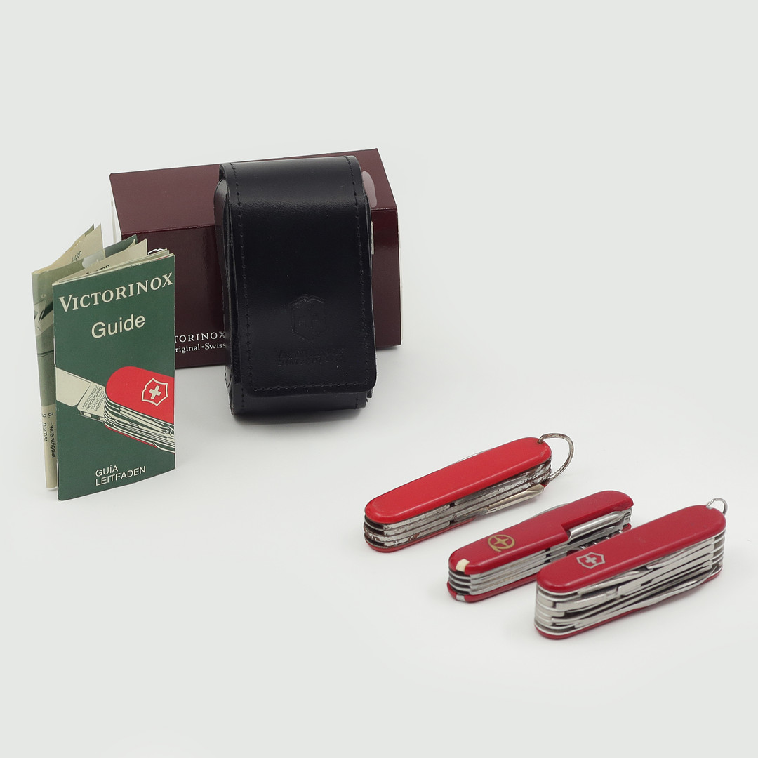 FICKKNIVAR, 4 ST, VARAV TVÅ VICTORINOX.