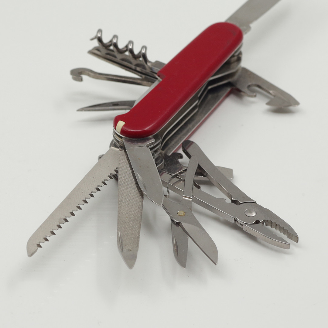 FICKKNIVAR, 4 ST, VARAV TVÅ VICTORINOX.