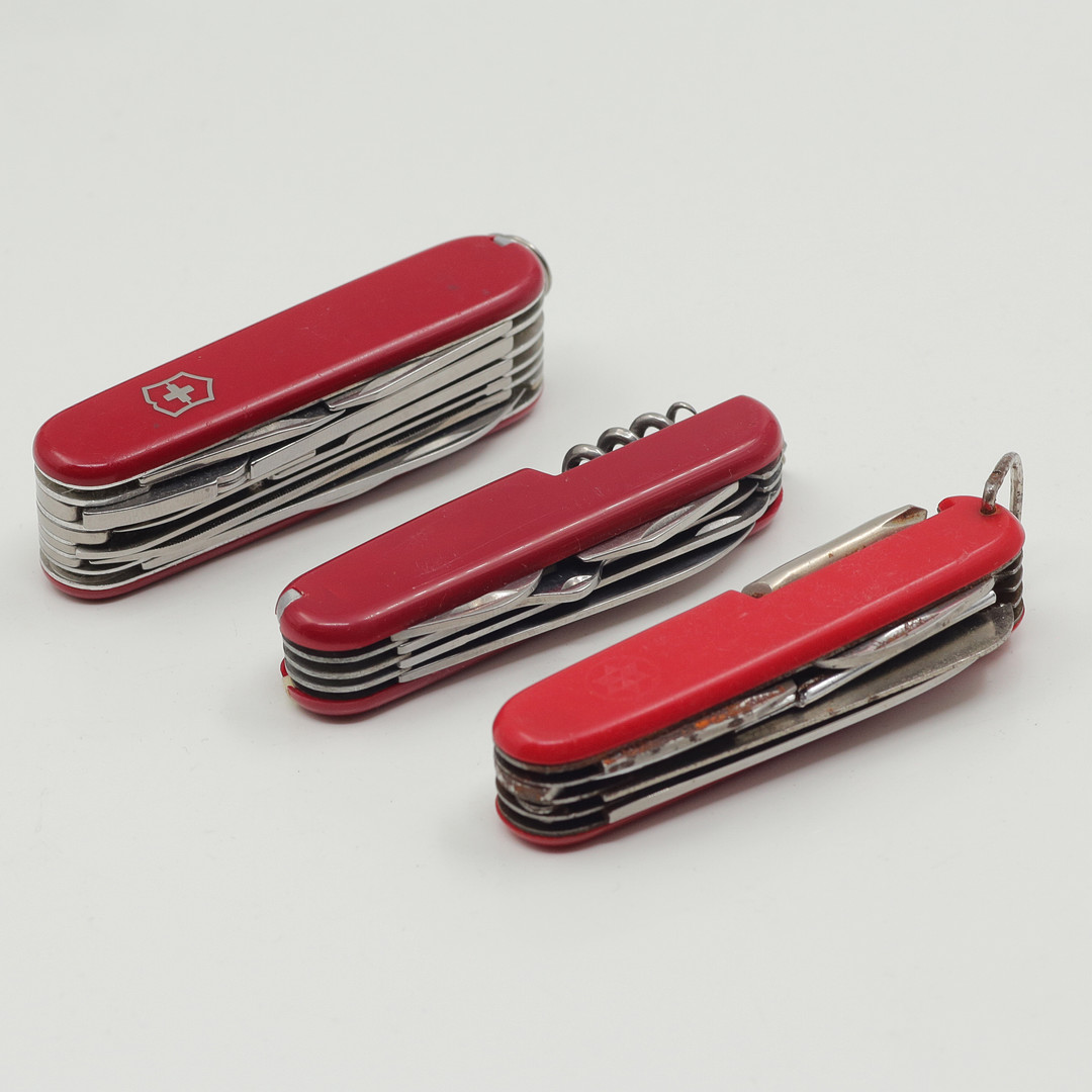 FICKKNIVAR, 4 ST, VARAV TVÅ VICTORINOX.