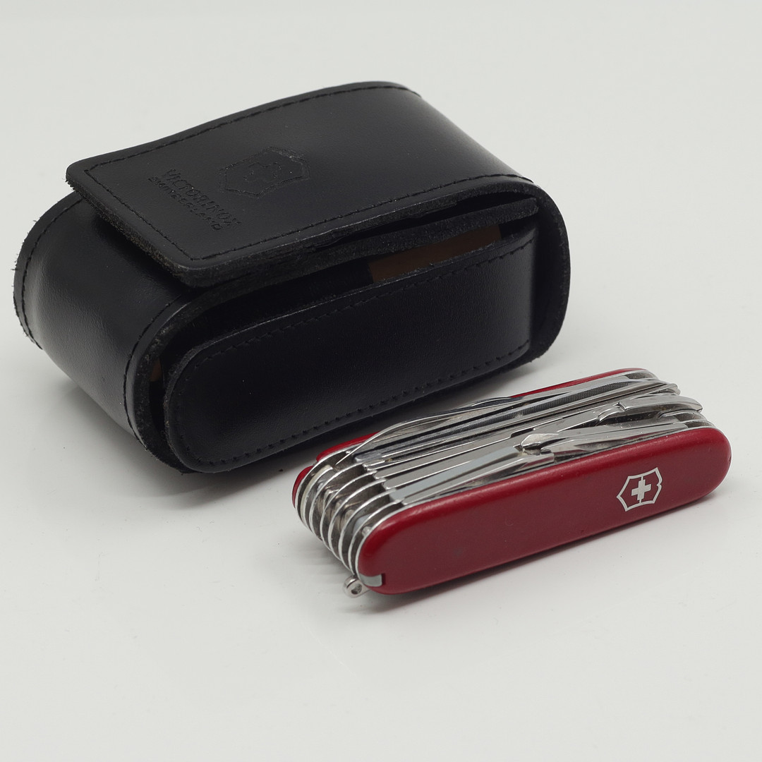 FICKKNIVAR, 4 ST, VARAV TVÅ VICTORINOX.