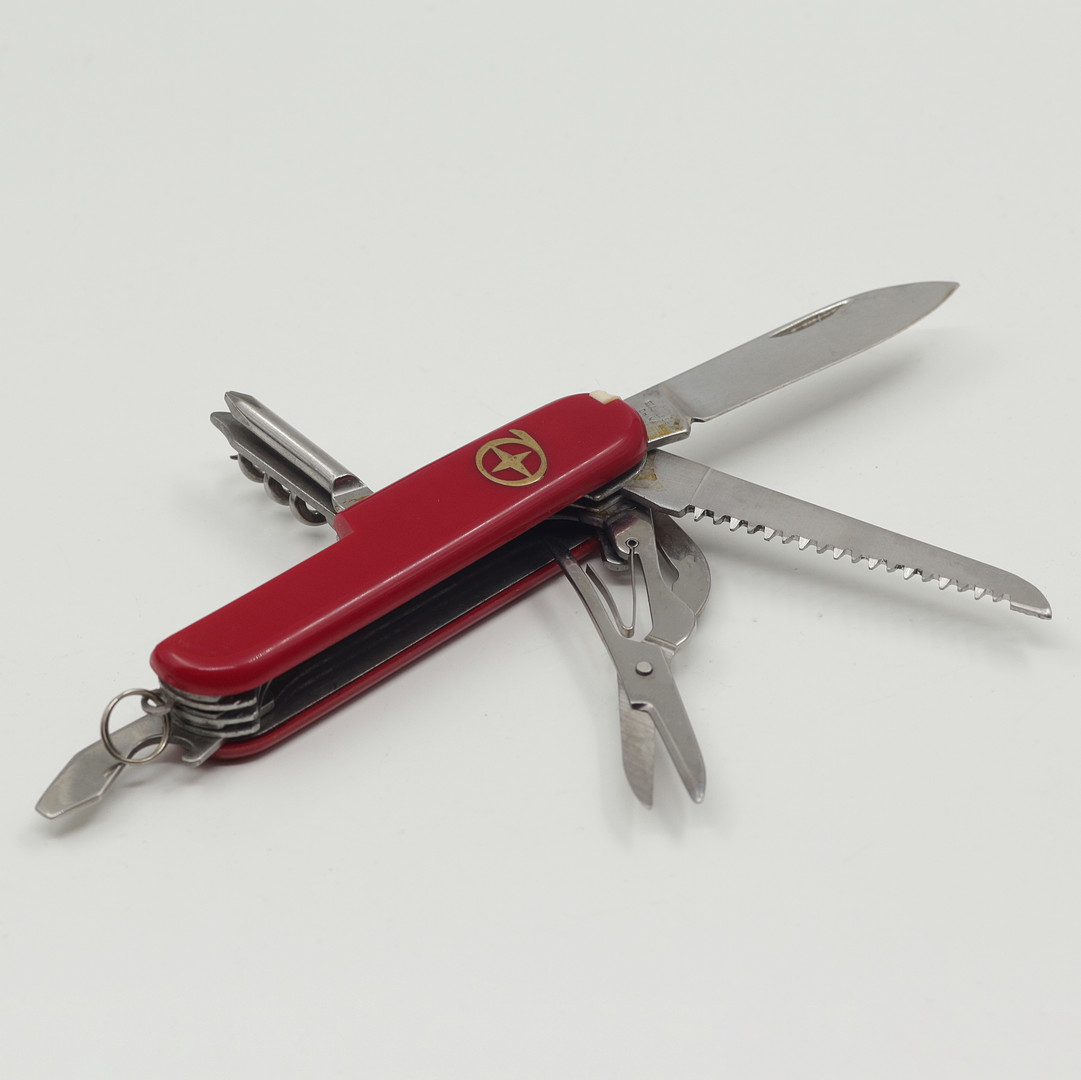 FICKKNIVAR, 4 ST, VARAV TVÅ VICTORINOX.