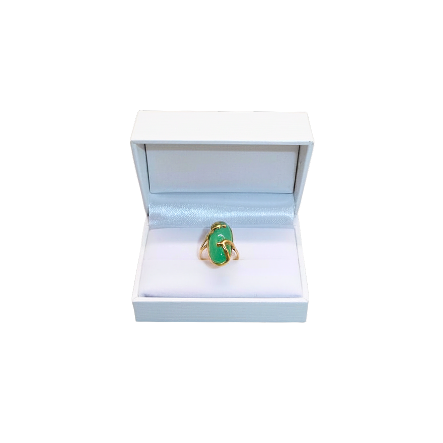 COCKTAILRING MIT GROSSEM GRÜNEN CABOCHON-SCHMUCKSTEIN, ZAHNGOLD.