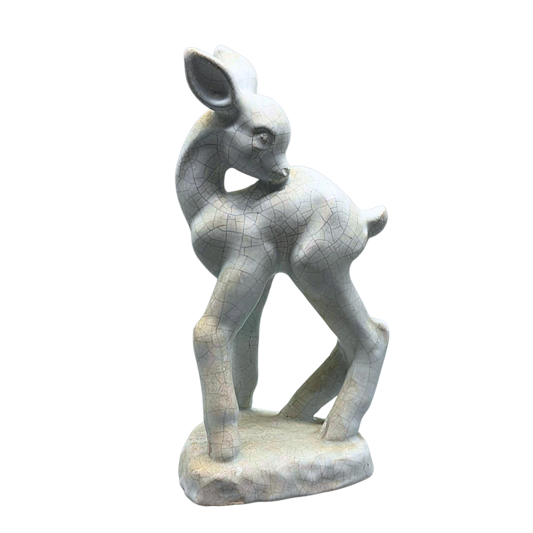 GLASIERTE KERAMIKSKULPTUR EINES REHKITZES IM STIL VON ELSE BACH.