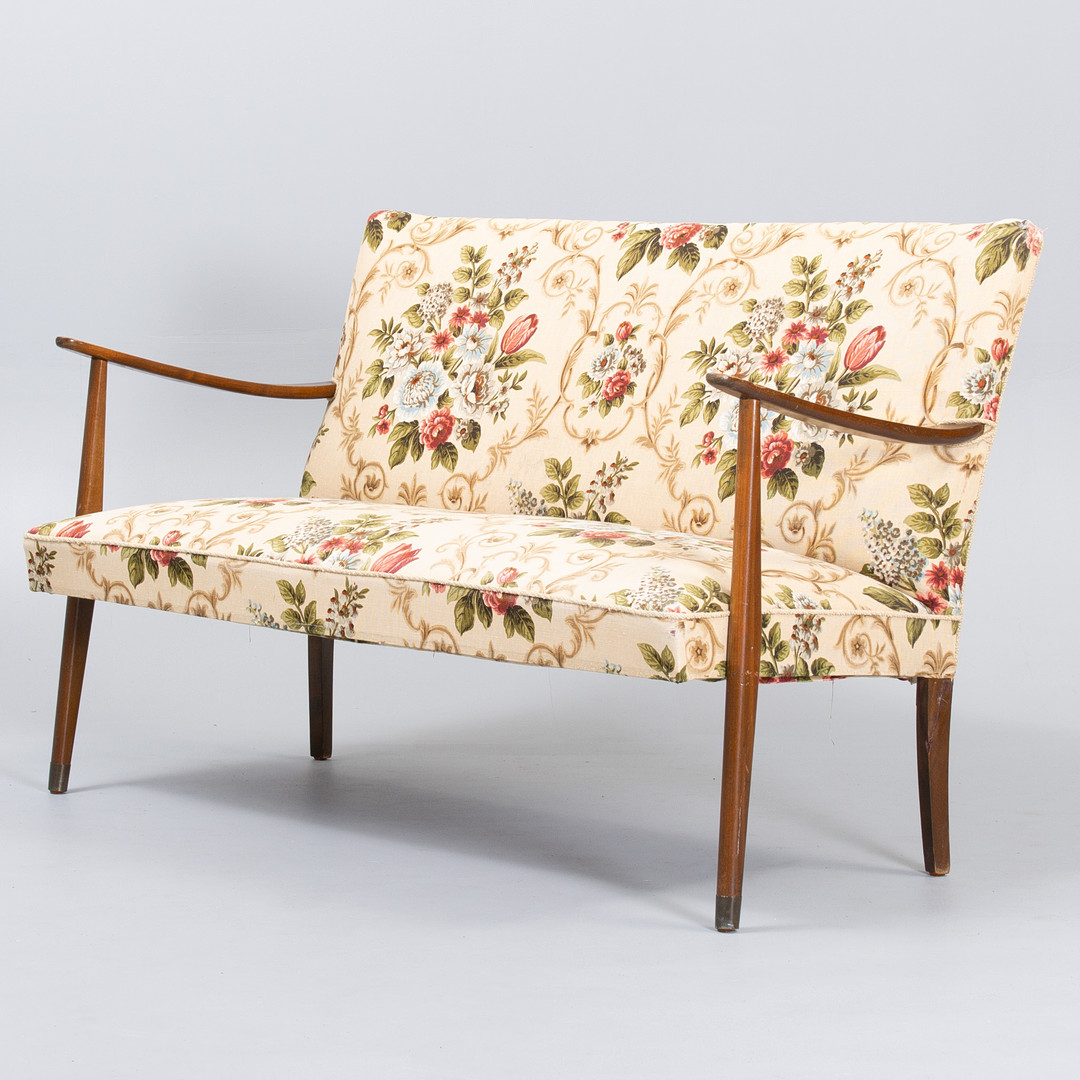 Dansk Møbeldesign, sofa med arme af bejdset bøg, messing fødder. Danmark, 1950'erne.