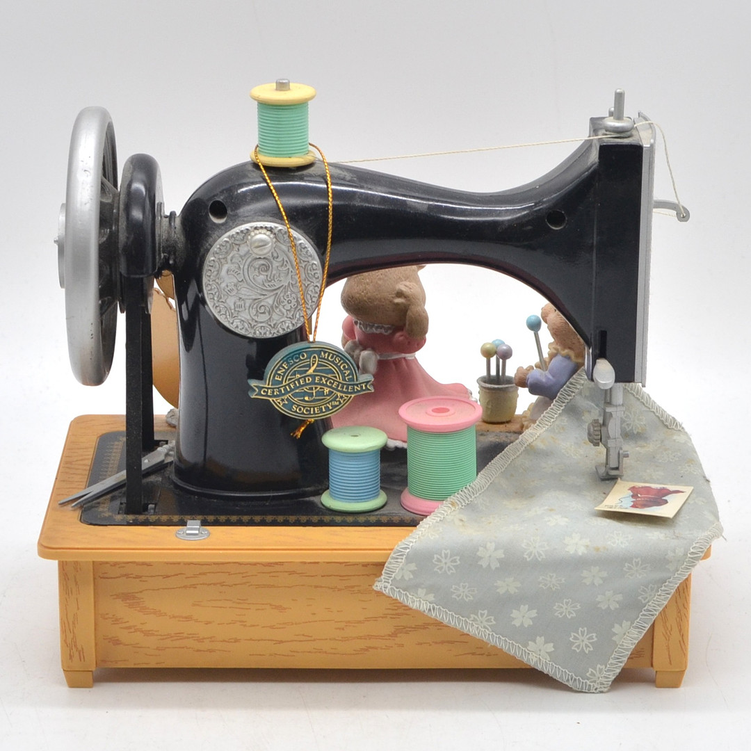 ENESCO, "BEARS SEWING MACHINE", MUSIKSPIELDOSE, MELODIE: "SOMEWHERE OUT THERE", 1997.