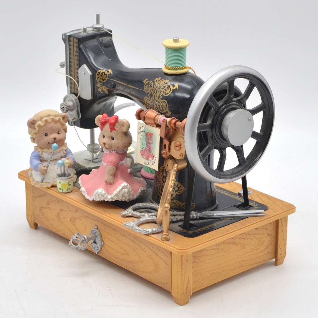 ENESCO, "BEARS SEWING MACHINE", MUSIKSPIELDOSE, MELODIE: "SOMEWHERE OUT THERE", 1997.