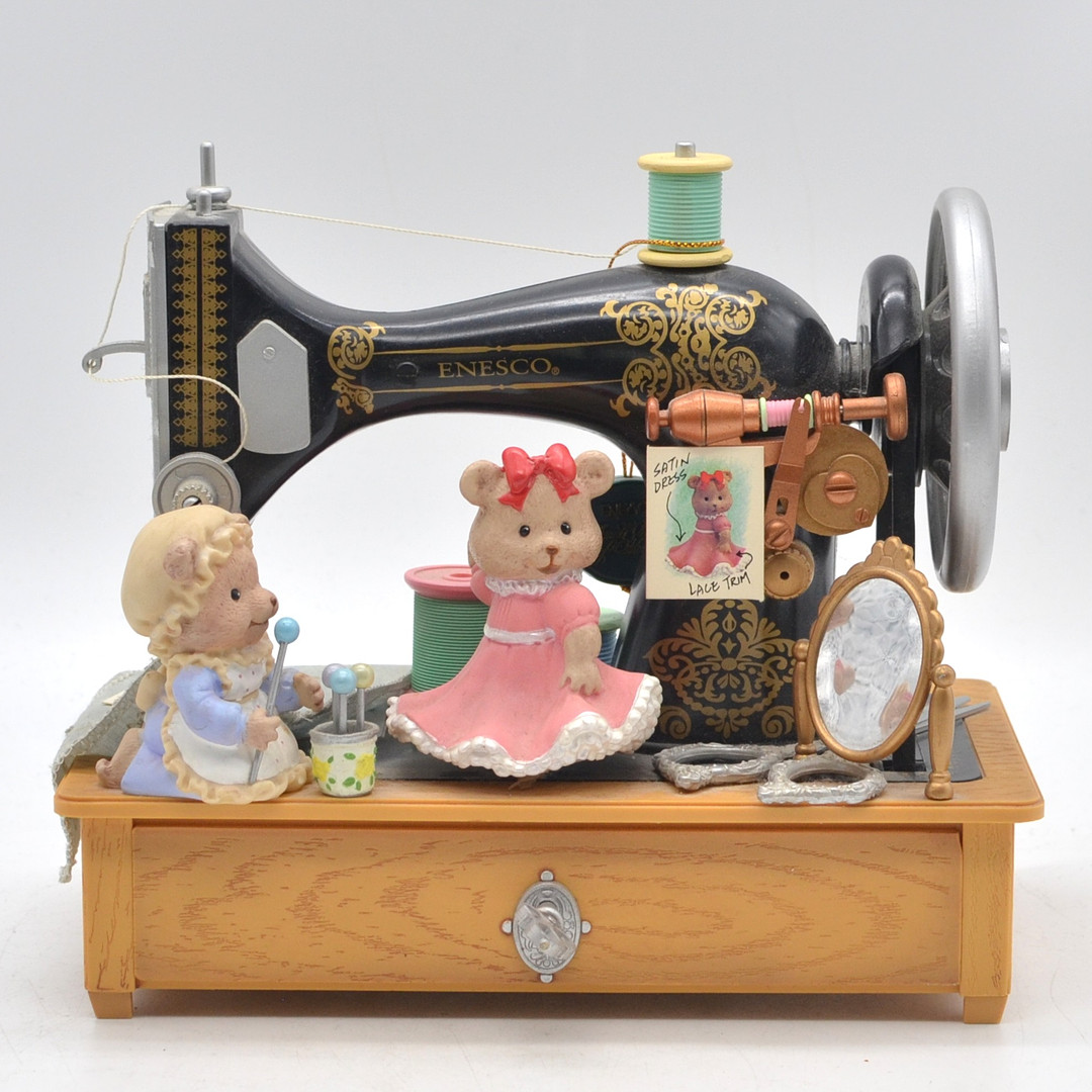 ENESCO, "BEARS SEWING MACHINE", MUSIKSPIELDOSE, MELODIE: "SOMEWHERE OUT THERE", 1997.