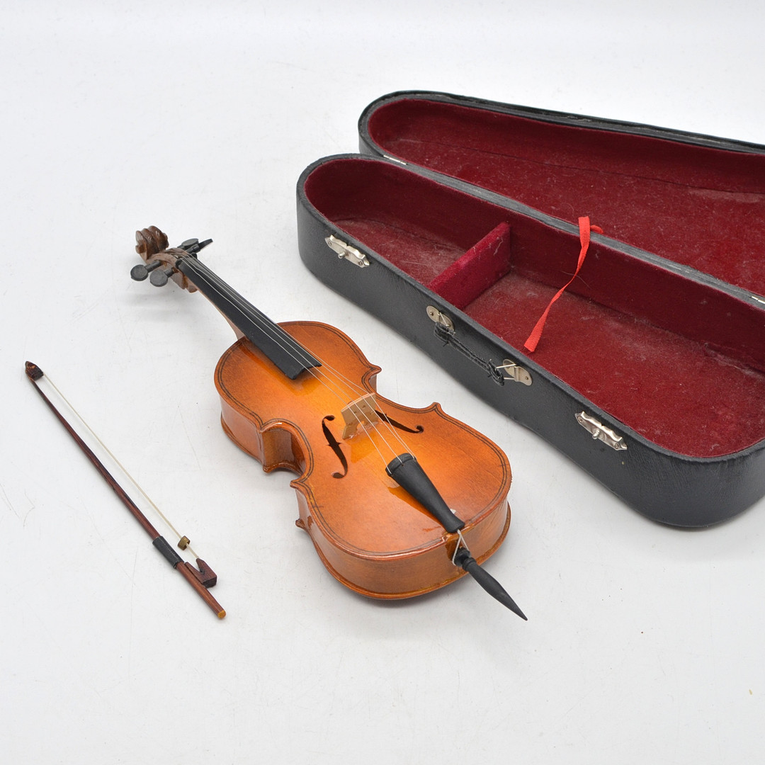 MINIATUR-CELLO MIT BOGEN IM KOFFER, MUSIKSPIELDOSE, HANDGEMACHT, FRÜHES 20. JAHRHUNDERT.