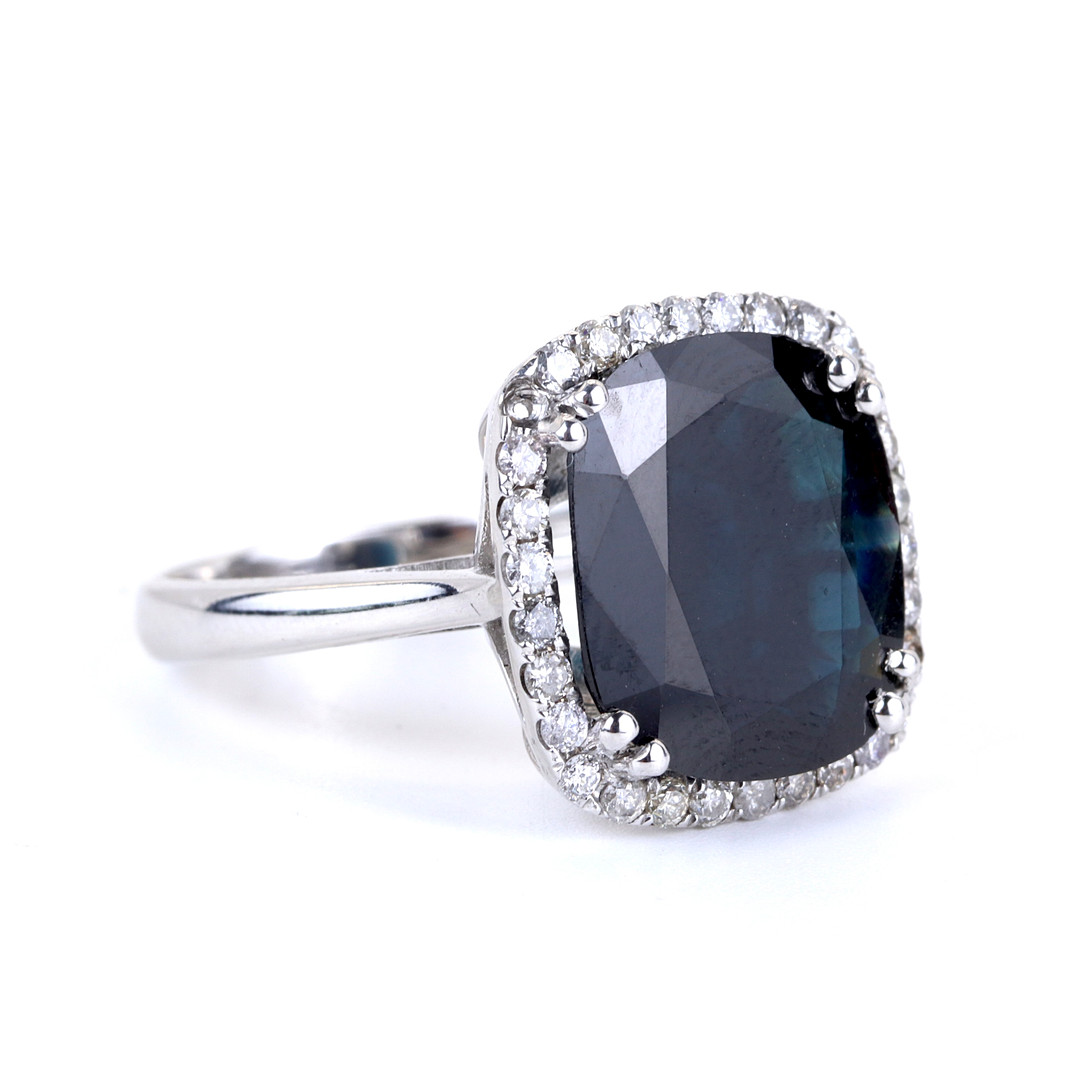 18CT WHITE GOLD SAPPHIRE AND DIAMOND SET RING.
