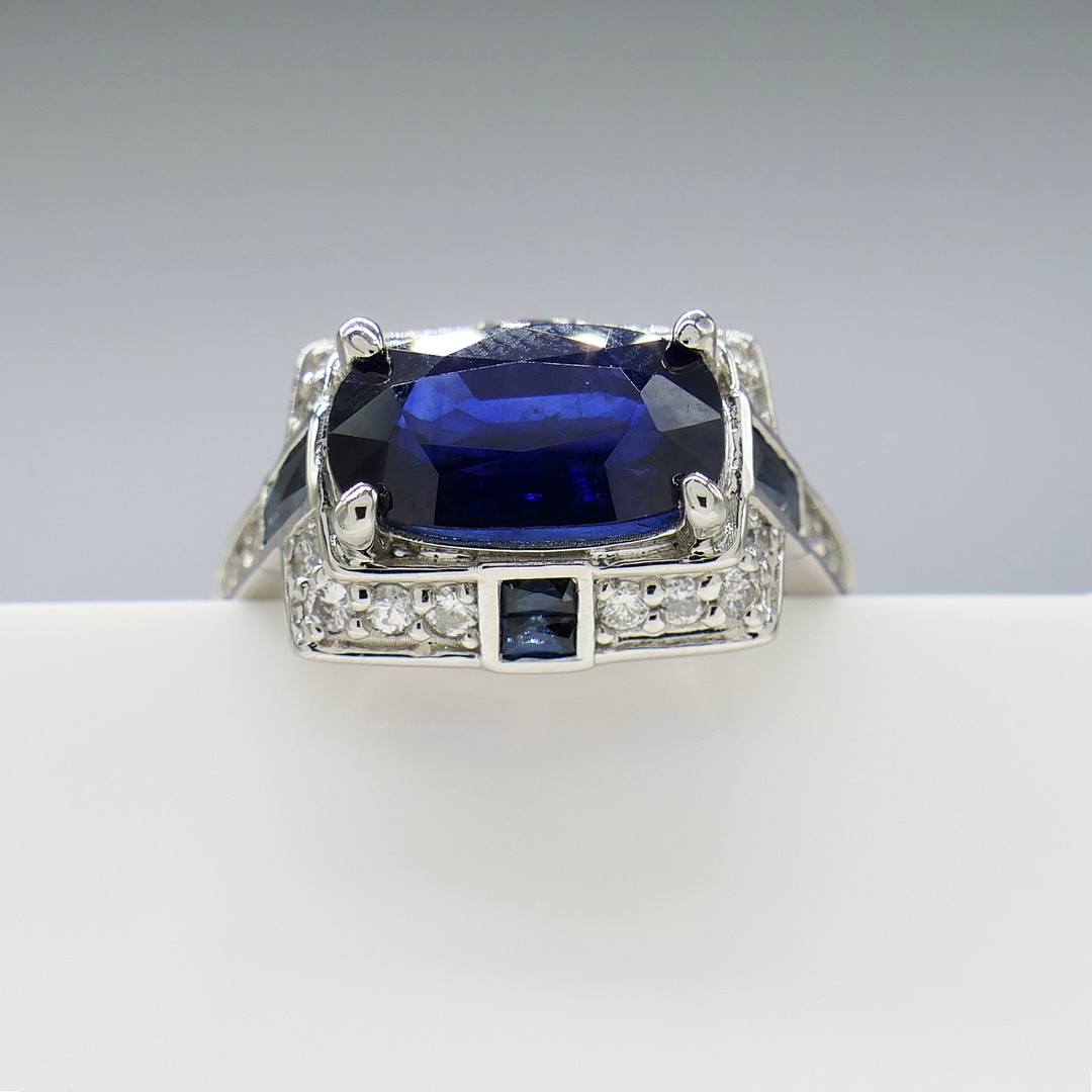 EXCITING SAPPHIRE & DIAMOND ring.