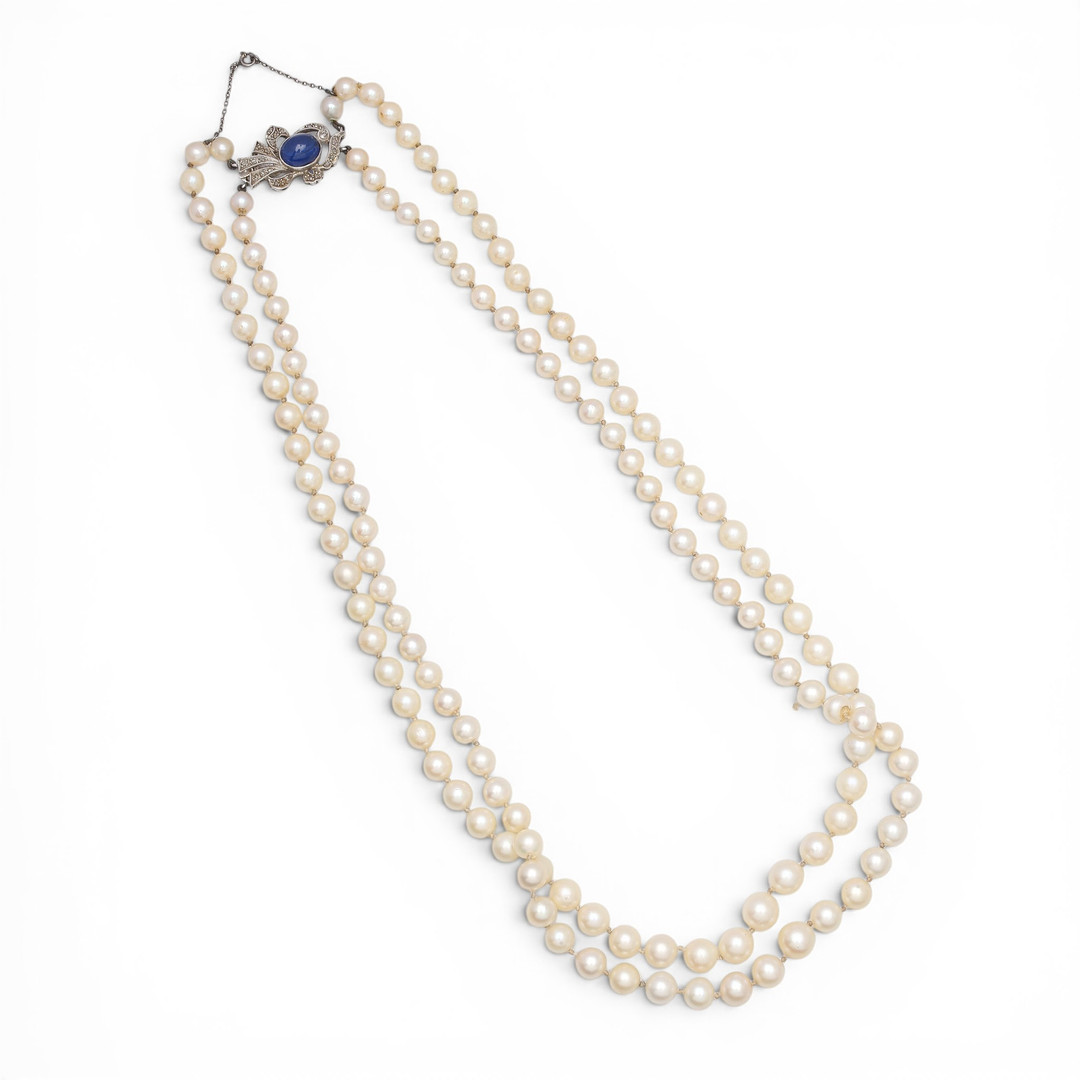 Pearl choker with diamond clasp, mid-20th century.