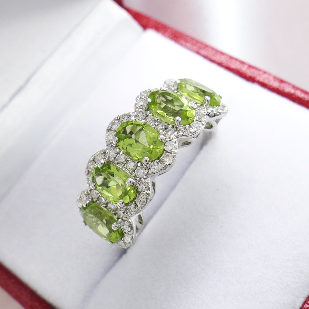 PERIDOT & DIAMOND white gold ring.