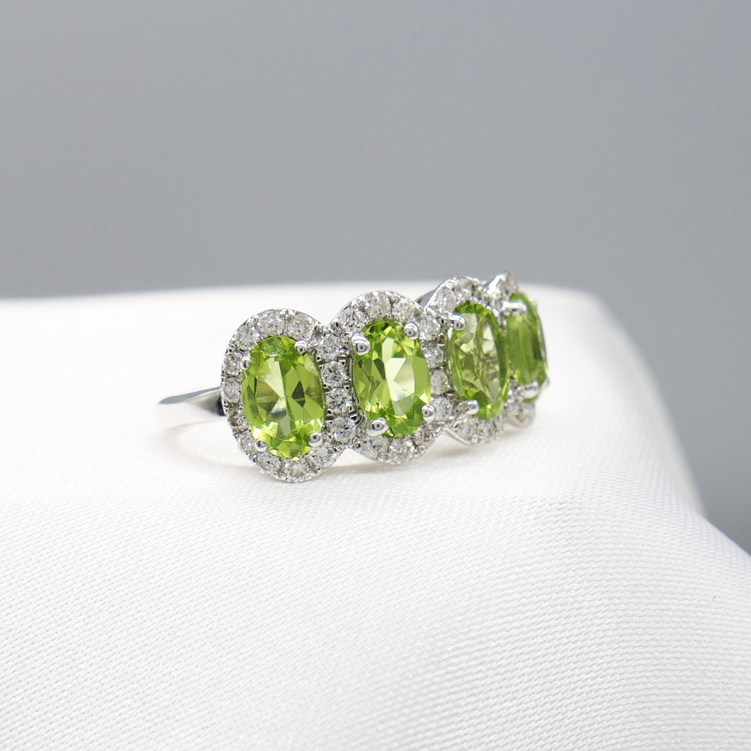 PERIDOT & DIAMOND white gold ring.