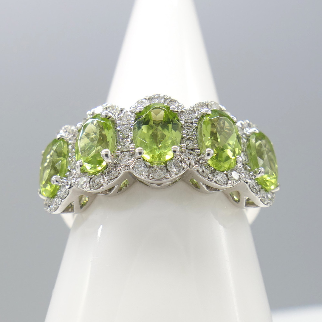 PERIDOT & DIAMOND white gold ring.