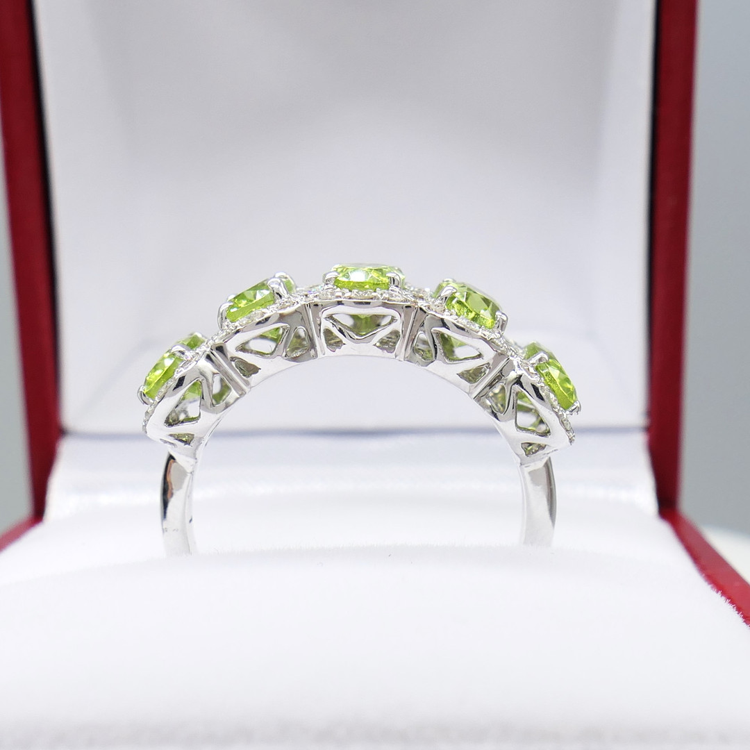 PERIDOT & DIAMOND white gold ring.