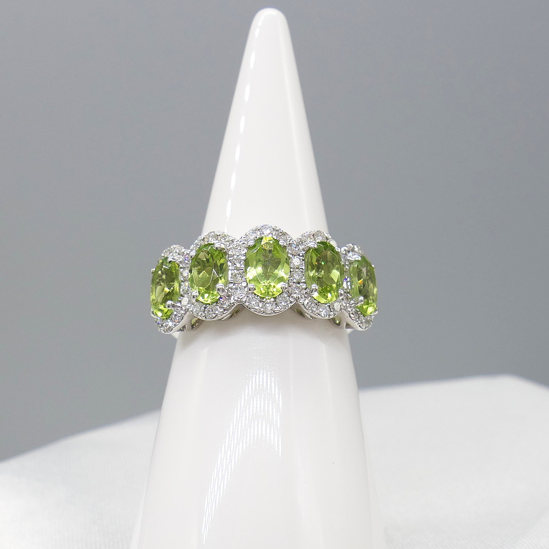 PERIDOT & DIAMOND white gold ring.