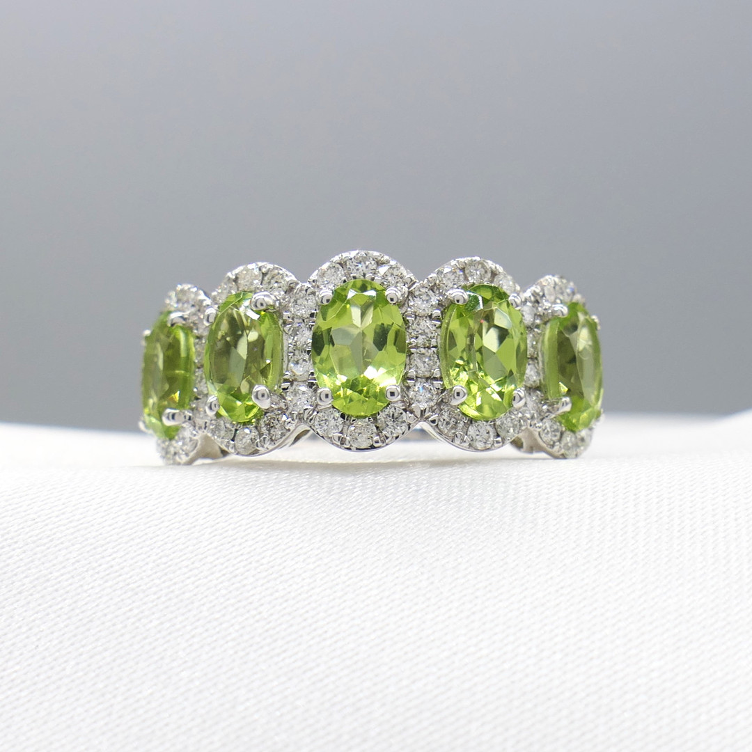 PERIDOT & DIAMOND white gold ring.