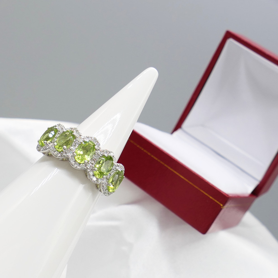 PERIDOT & DIAMOND white gold ring.