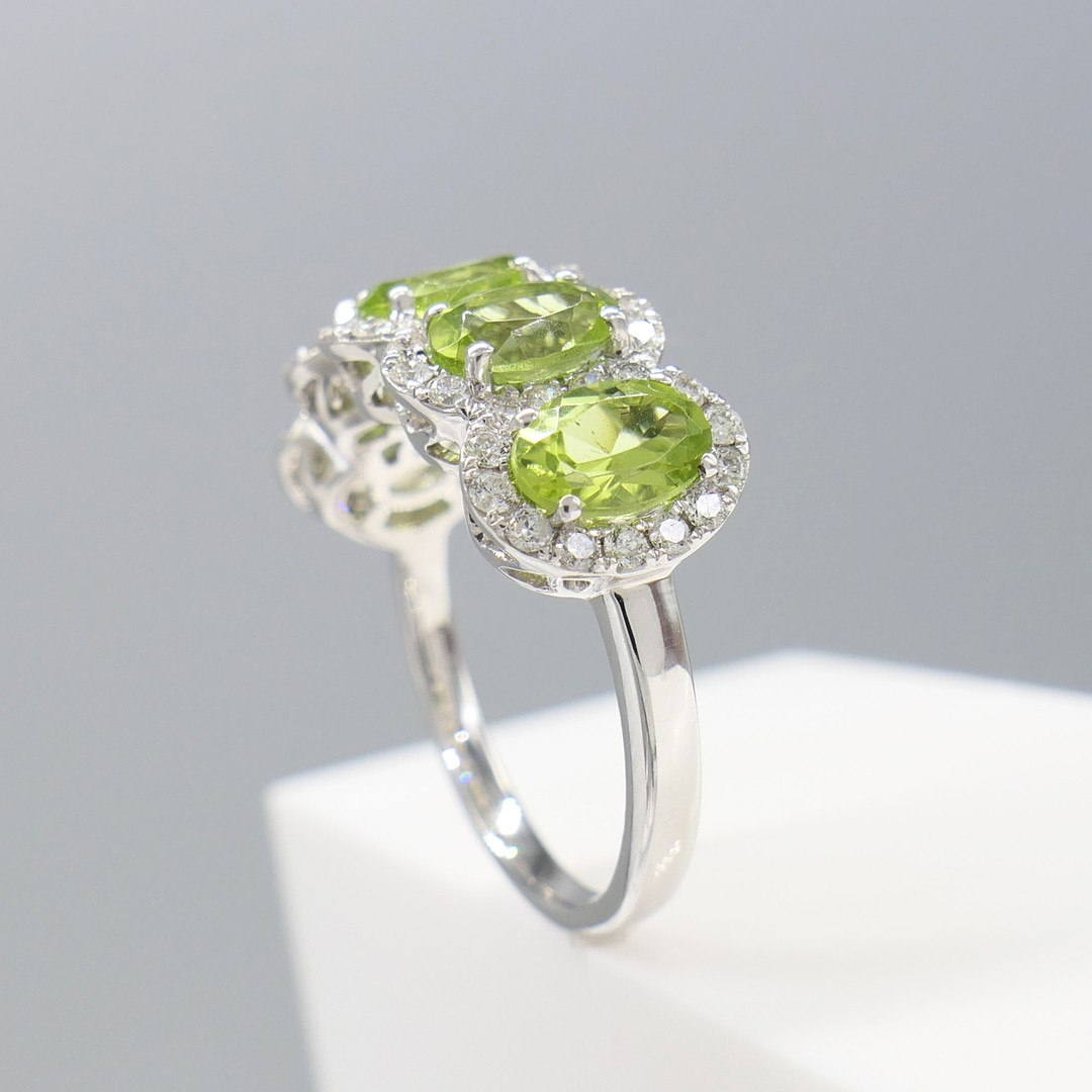 PERIDOT & DIAMOND white gold ring.