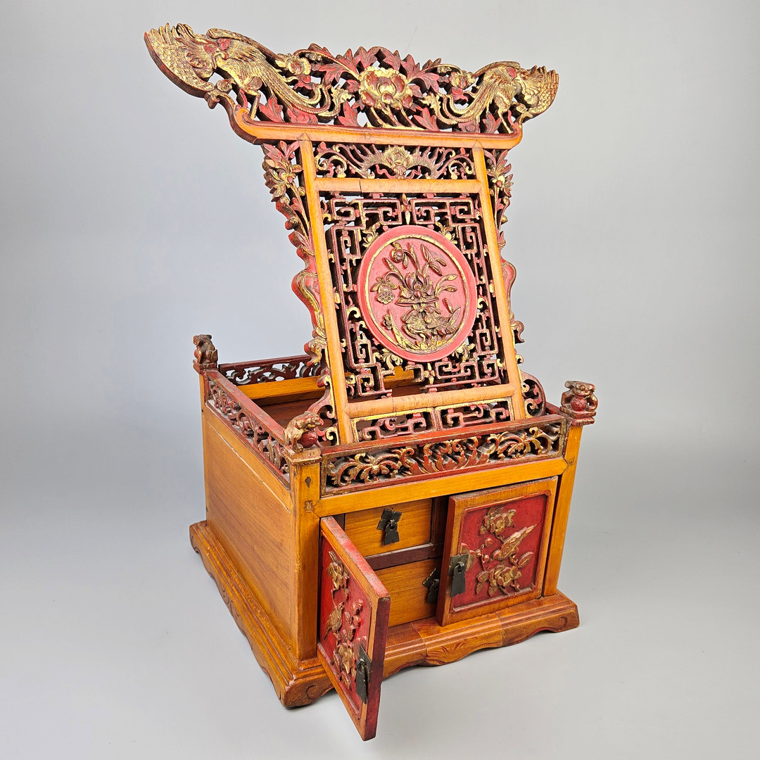ANTIQUE CHINESE DRESSING BOX.