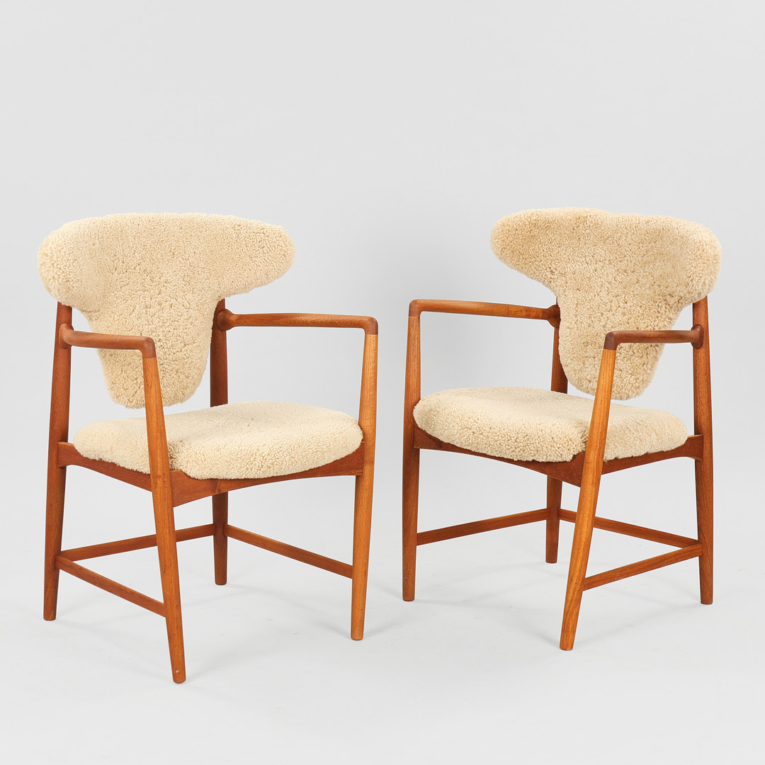 EVA KOPPEL & NILS KOPPEL. TILSKREVET. Et par armstole med stel af teak, sæde og kopstykke betrukket med lyst lammeskind, ca. 1950'erne, (2).