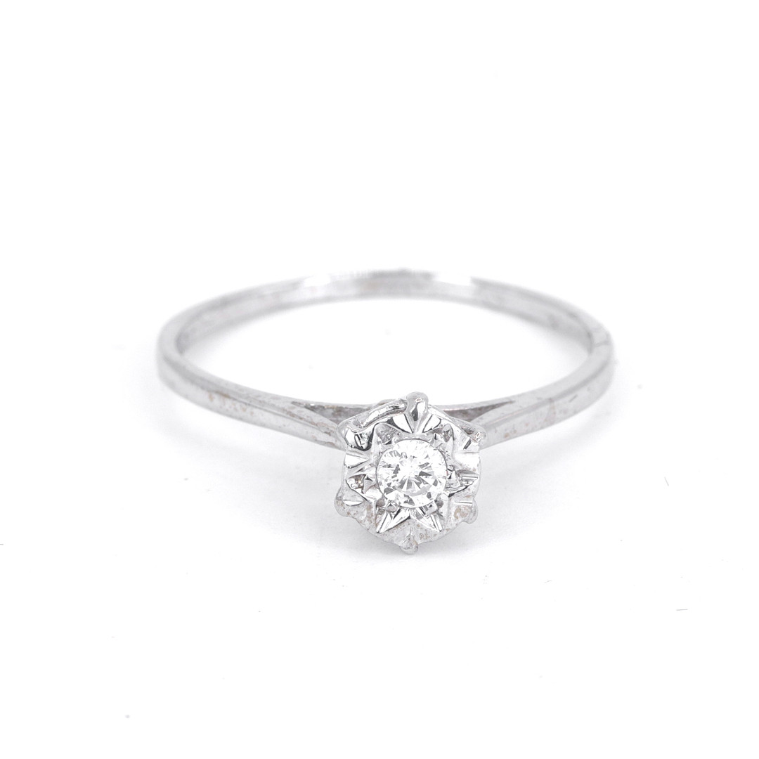 18CT WHITE GOLD DIAMOND SET SOLITAIRE RING.