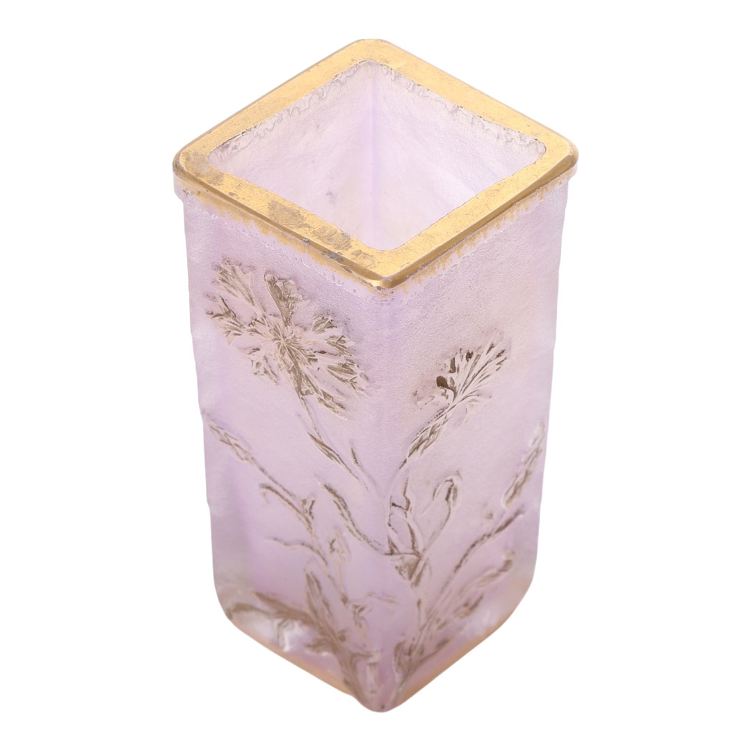 DAUM NANCY. Rombeformet art nouveau vase af rosa glas med gulddekoration, 1900-tallets begyndelse.