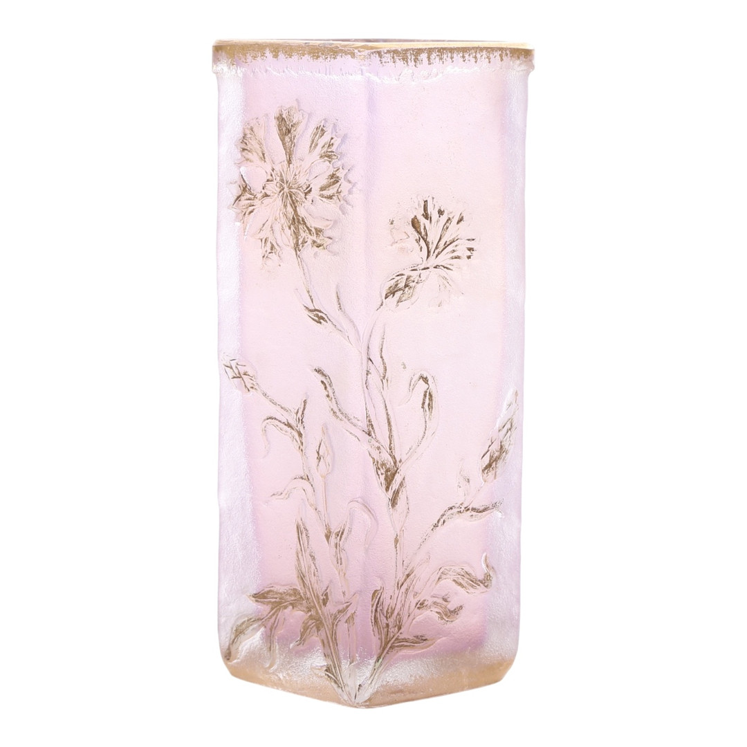 DAUM NANCY. Rombeformet art nouveau vase af rosa glas med gulddekoration, 1900-tallets begyndelse.