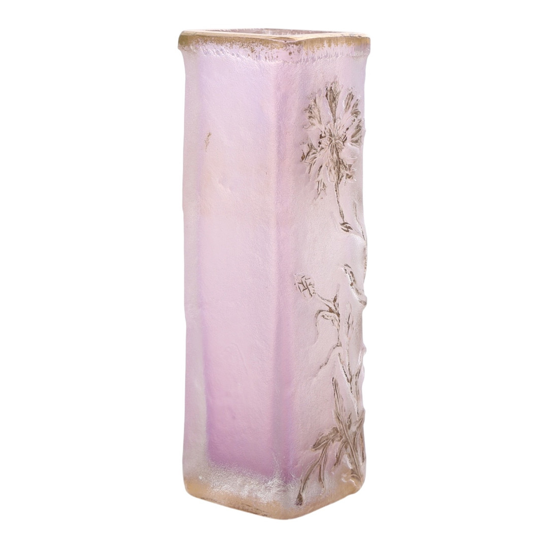 DAUM NANCY. Rombeformet art nouveau vase af rosa glas med gulddekoration, 1900-tallets begyndelse.