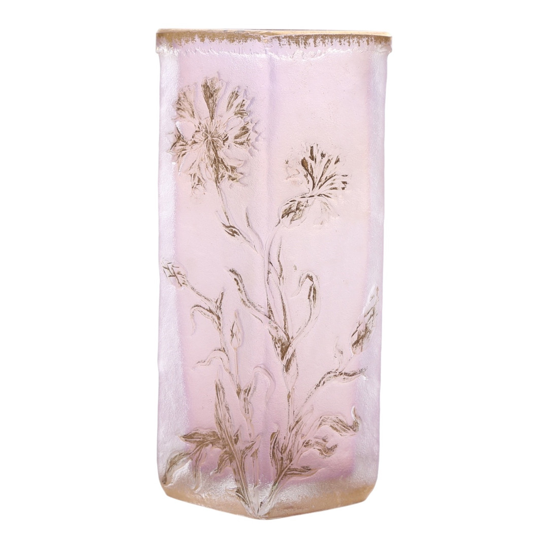 DAUM NANCY. Rombeformet art nouveau vase af rosa glas med gulddekoration, 1900-tallets begyndelse.