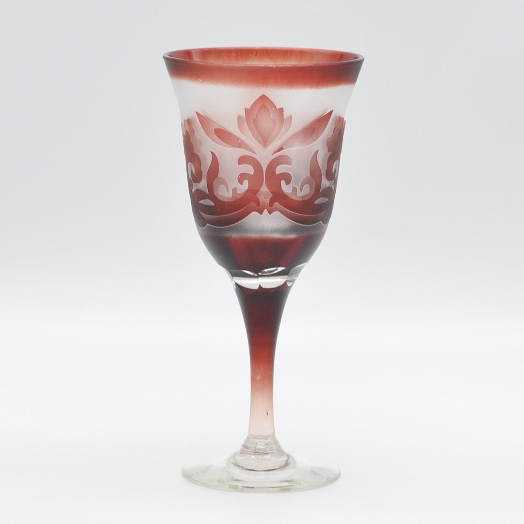BÖHMISCHES STIELGLAS, ÜBERFANGGLAS, RELIEFIERTER ORNAMENTDEKOR, HANDGESCHLIFFEN, UM 1920.