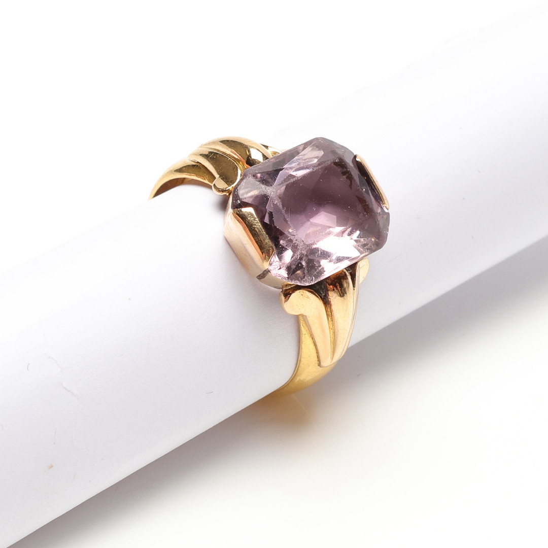 RING, med lila sten, 23K, Guld, vikt cirka 7 gram.