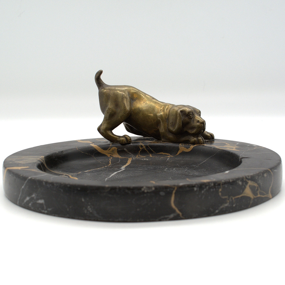 FIGÜRLICHE MARMORSCHALE MIT PLASTISCHEM BRONZE HUND UM 1900.