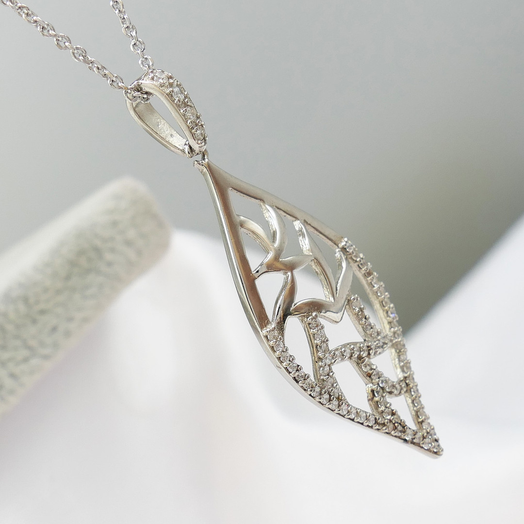 GEM SET SILVER necklace.