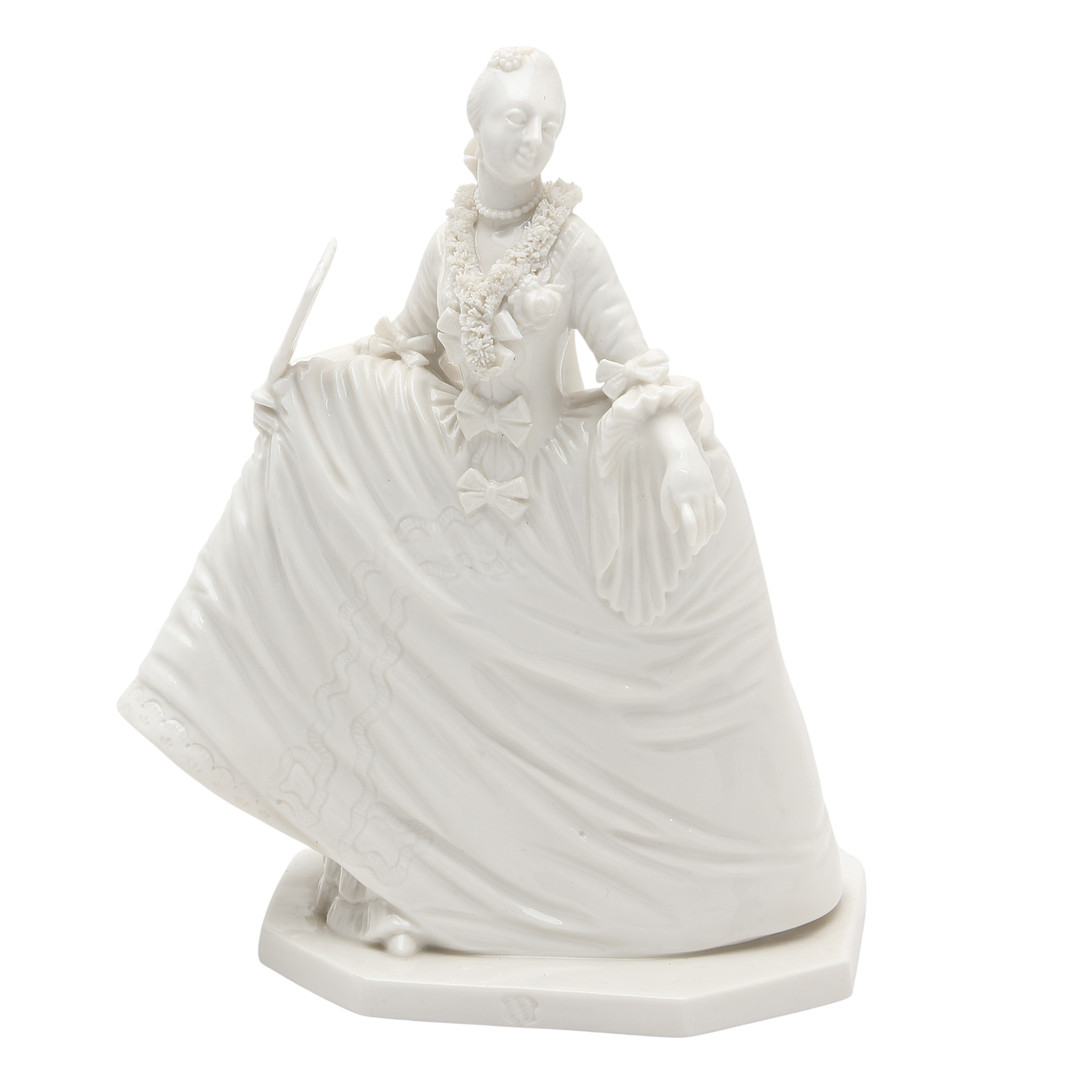 AFTER FRANZ ANTON BUSTELLI. "18th Century-like girl", glazed porcelain figure from Nymphenburg, 20th Century.