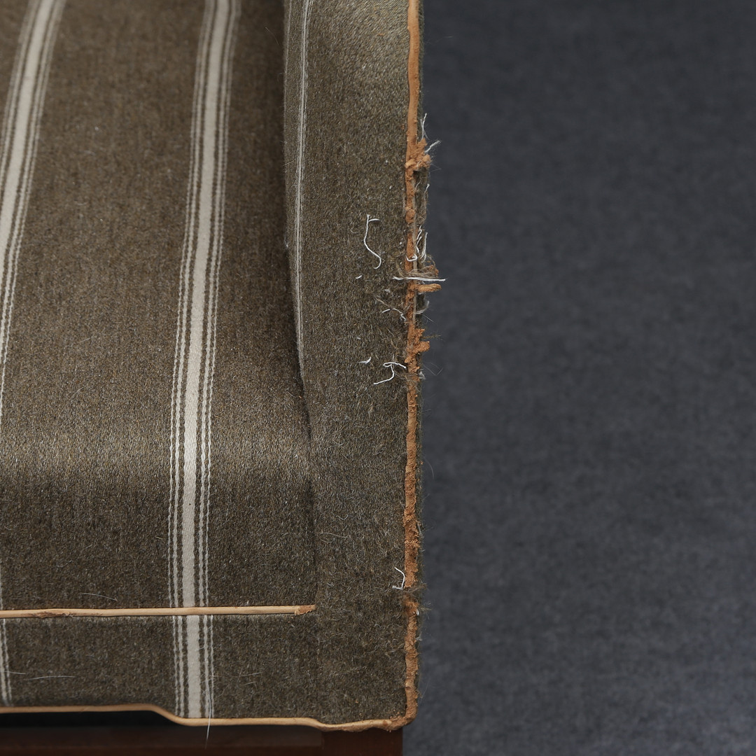 KAARE KLINT. TRESITSSOFFA, MODELL 5011, TEXTIL KLÄDD, STOMME I MASSIV MAHOGNY, FORMGIVEN 1935, KAARE KLINT FÖR RUD. RASMUSSEN, DENMARK.