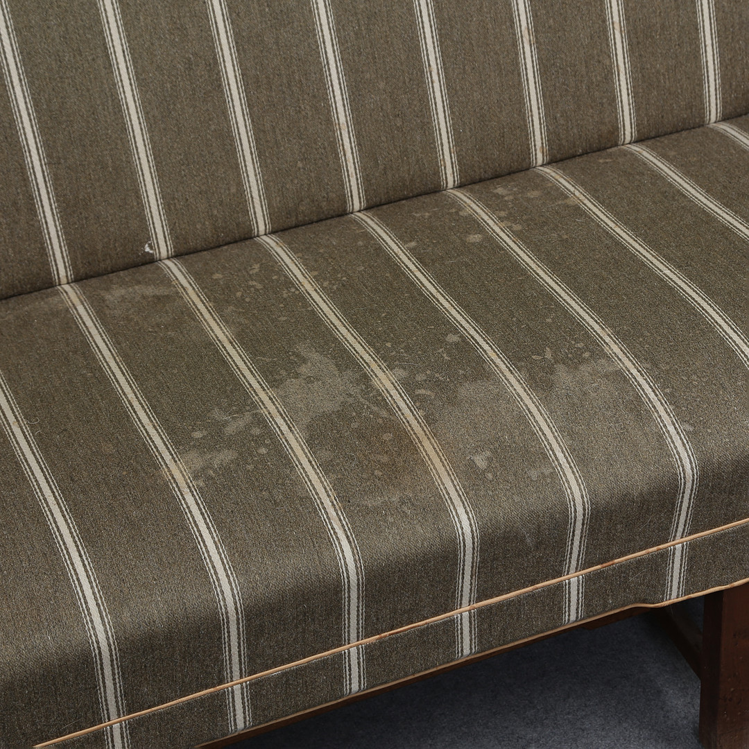 KAARE KLINT. TRESITSSOFFA, MODELL 5011, TEXTIL KLÄDD, STOMME I MASSIV MAHOGNY, FORMGIVEN 1935, KAARE KLINT FÖR RUD. RASMUSSEN, DENMARK.
