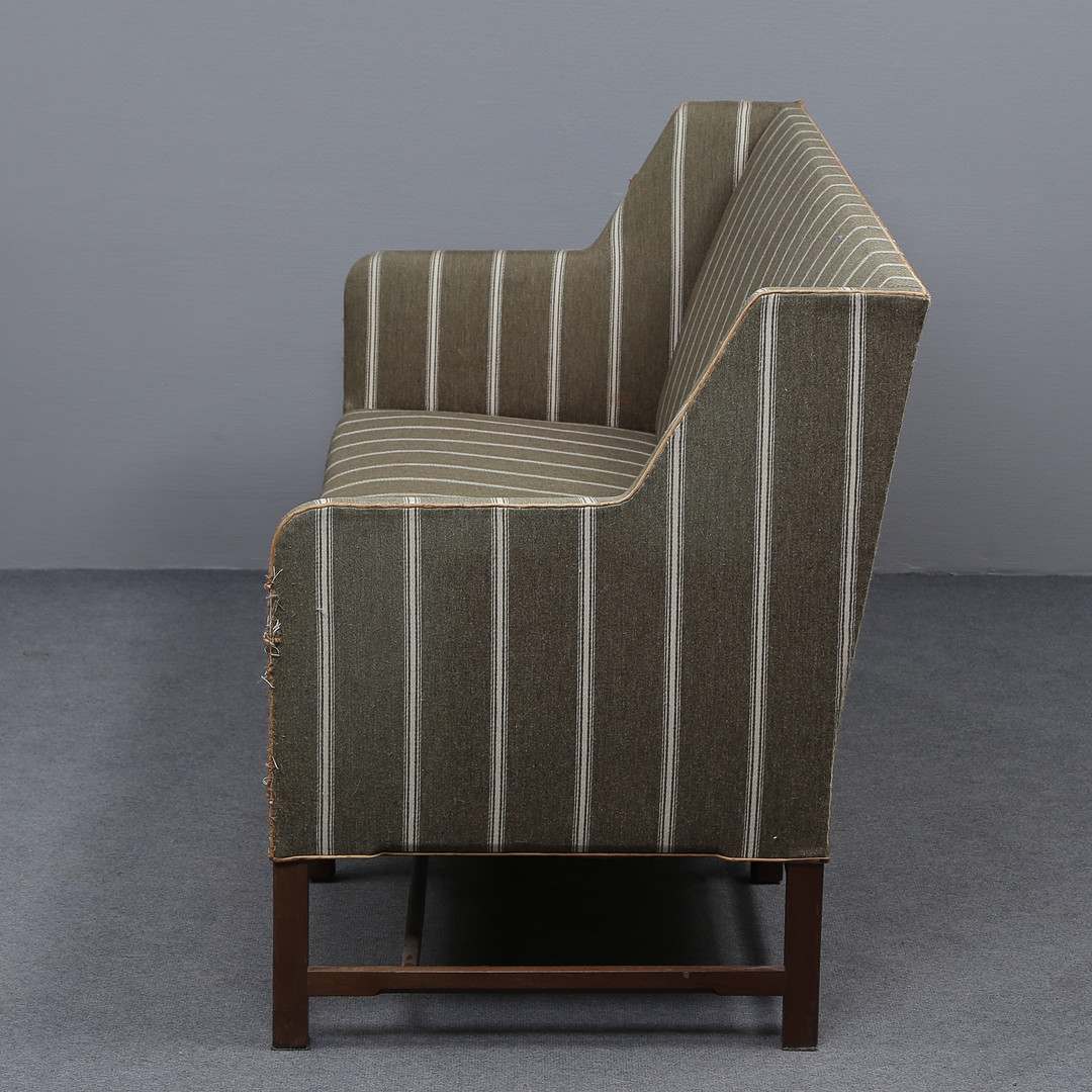 KAARE KLINT. TRESITSSOFFA, MODELL 5011, TEXTIL KLÄDD, STOMME I MASSIV MAHOGNY, FORMGIVEN 1935, KAARE KLINT FÖR RUD. RASMUSSEN, DENMARK.