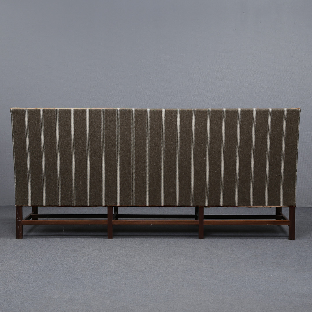 KAARE KLINT. TRESITSSOFFA, MODELL 5011, TEXTIL KLÄDD, STOMME I MASSIV MAHOGNY, FORMGIVEN 1935, KAARE KLINT FÖR RUD. RASMUSSEN, DENMARK.