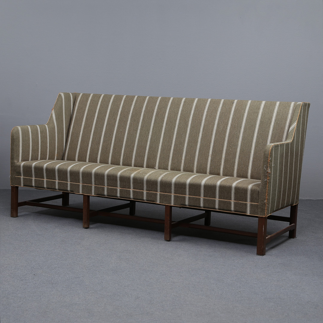 KAARE KLINT. TRESITSSOFFA, MODELL 5011, TEXTIL KLÄDD, STOMME I MASSIV MAHOGNY, FORMGIVEN 1935, KAARE KLINT FÖR RUD. RASMUSSEN, DENMARK.