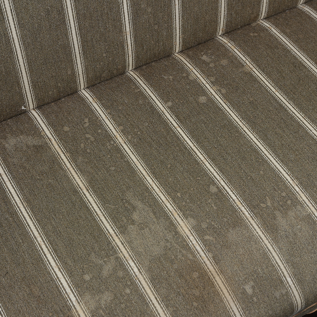 KAARE KLINT. TRESITSSOFFA, MODELL 5011, TEXTIL KLÄDD, STOMME I MASSIV MAHOGNY, FORMGIVEN 1935, KAARE KLINT FÖR RUD. RASMUSSEN, DENMARK.