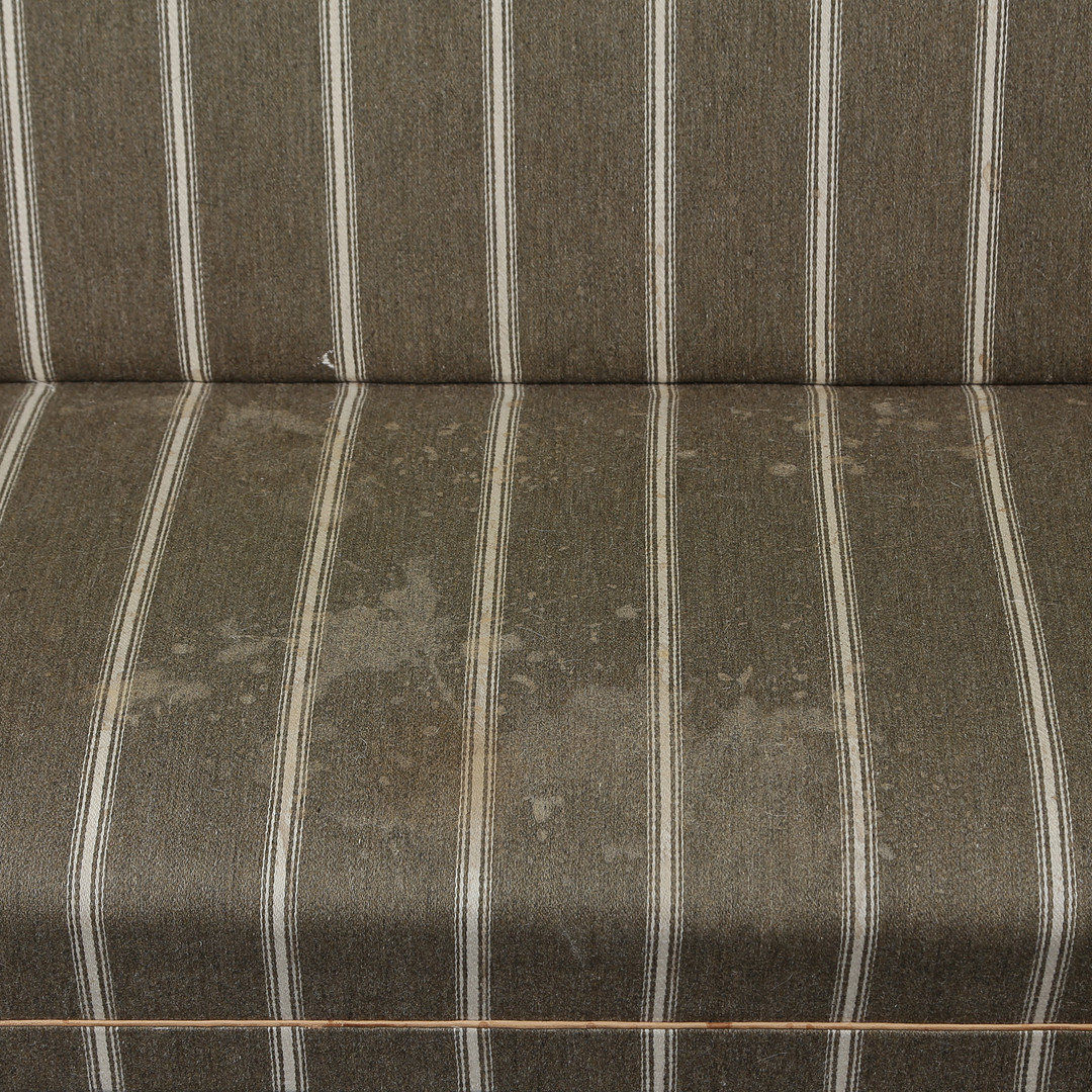 KAARE KLINT. TRESITSSOFFA, MODELL 5011, TEXTIL KLÄDD, STOMME I MASSIV MAHOGNY, FORMGIVEN 1935, KAARE KLINT FÖR RUD. RASMUSSEN, DENMARK.