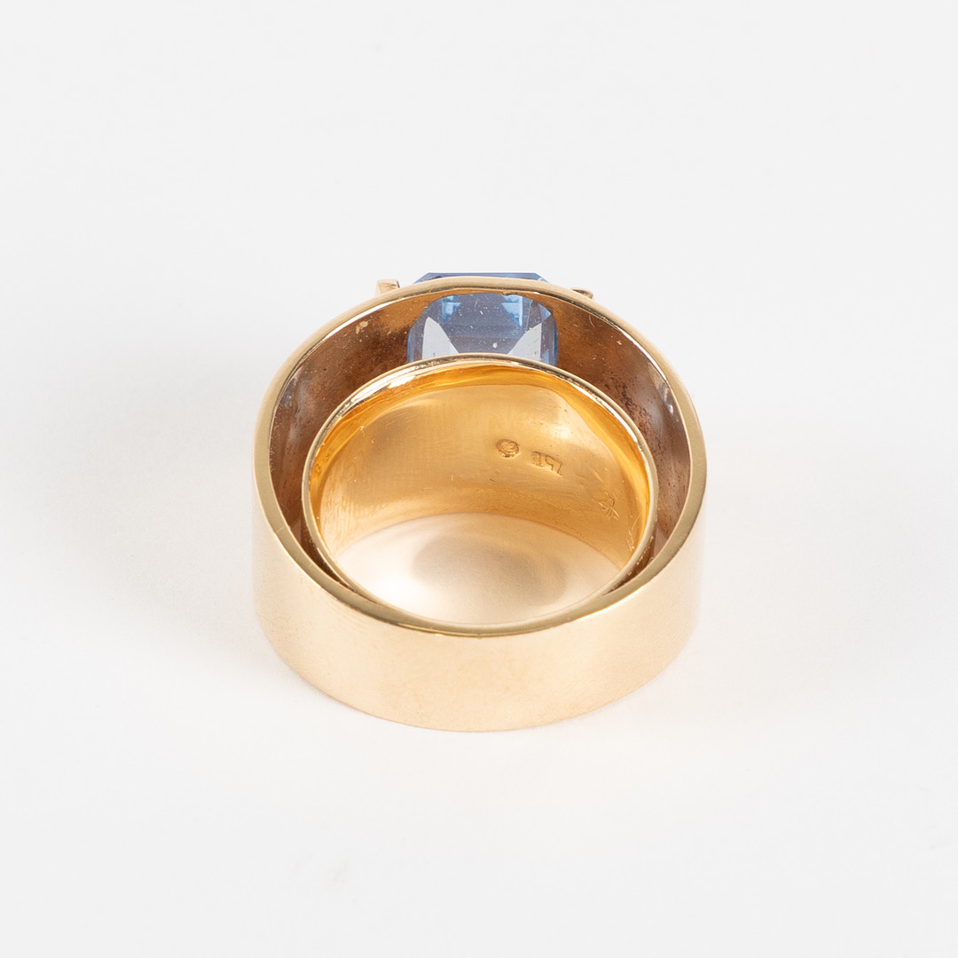RING, 18K guld med fasettslipad syntetisk blå spinell, Art Metall, Helsingborg.