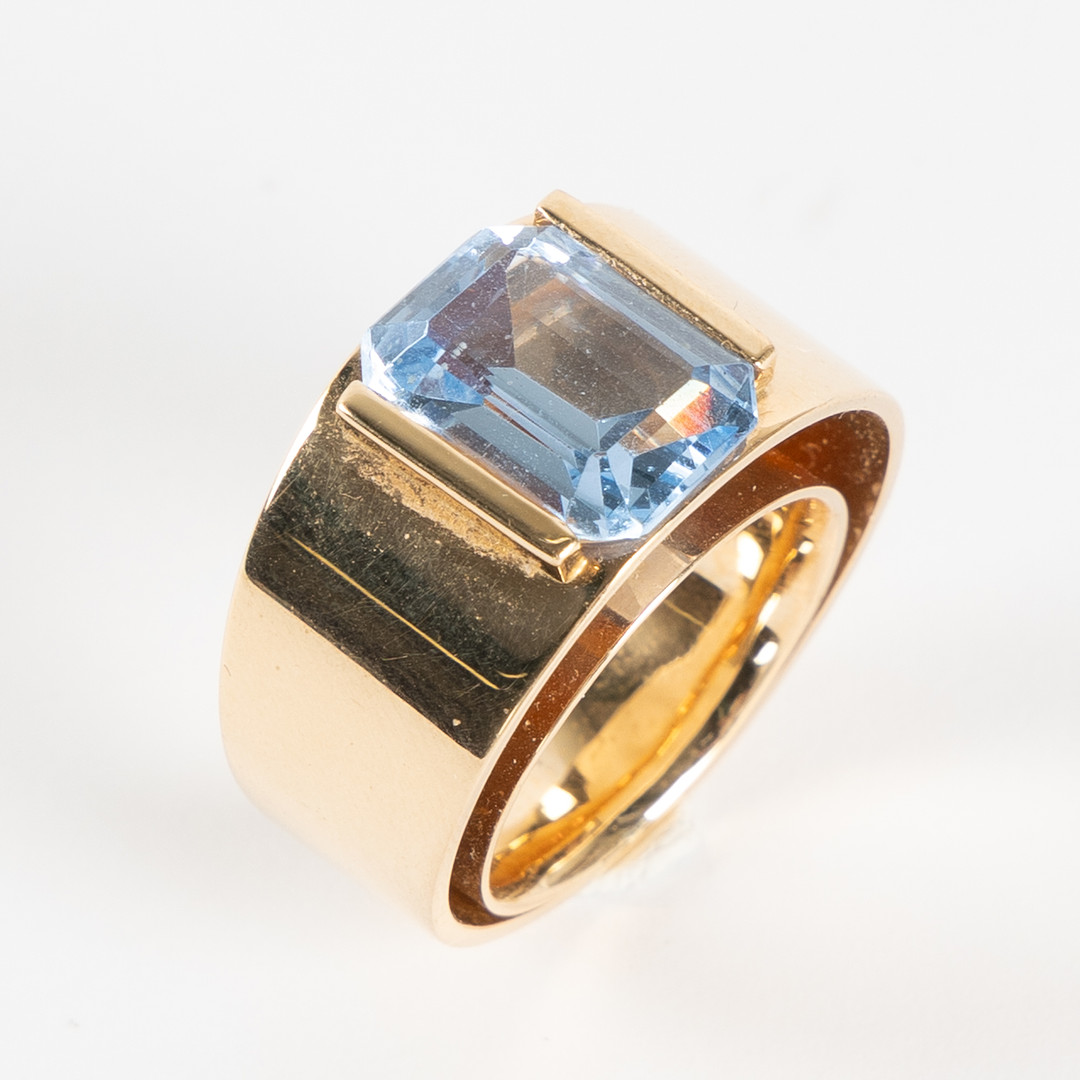 RING, 18K guld med fasettslipad syntetisk blå spinell, Art Metall, Helsingborg.