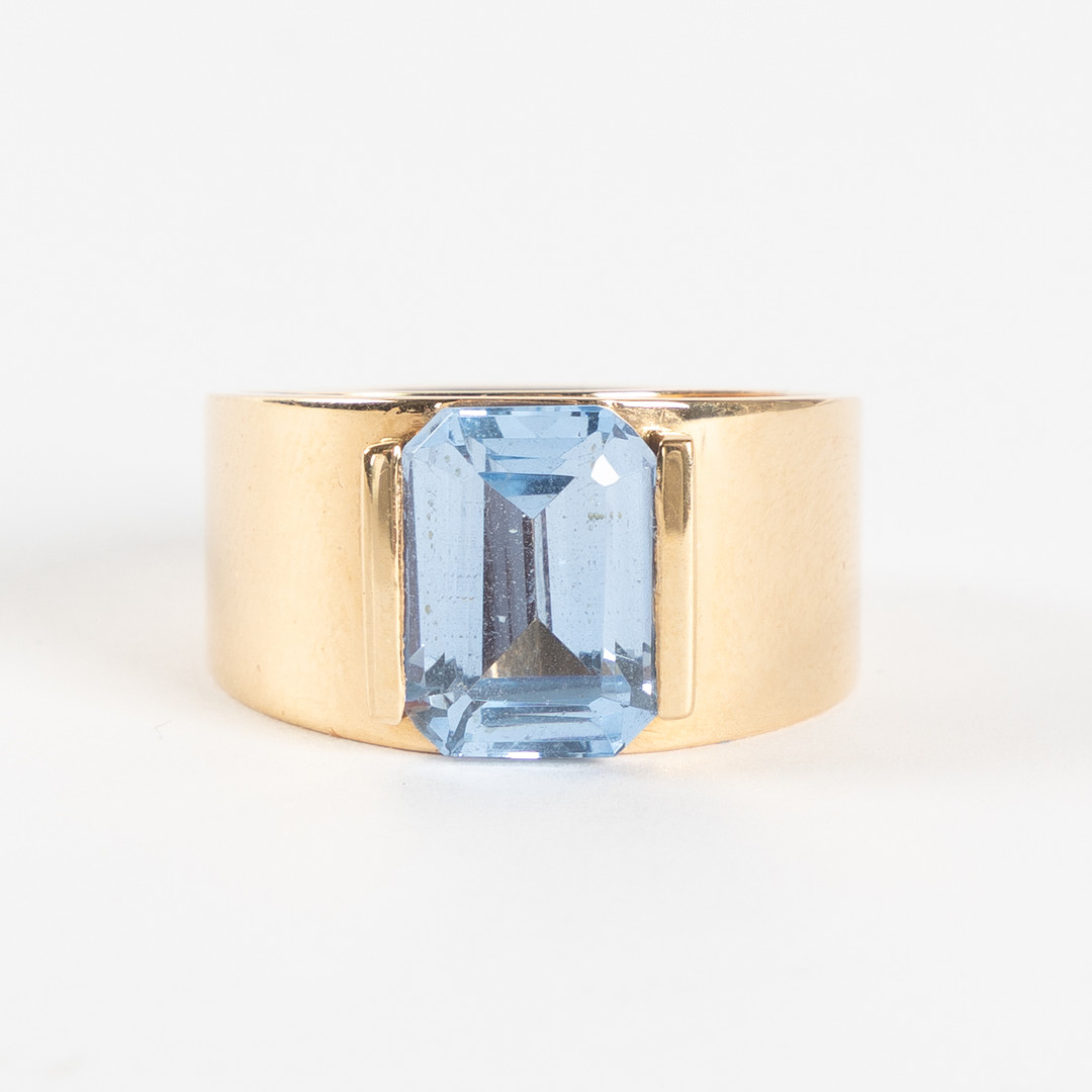 RING, 18K guld med fasettslipad syntetisk blå spinell, Art Metall, Helsingborg.