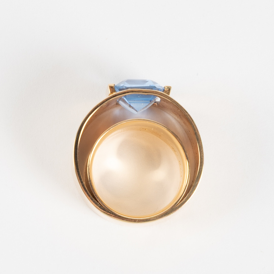 RING, 18K guld med fasettslipad syntetisk blå spinell, Art Metall, Helsingborg.