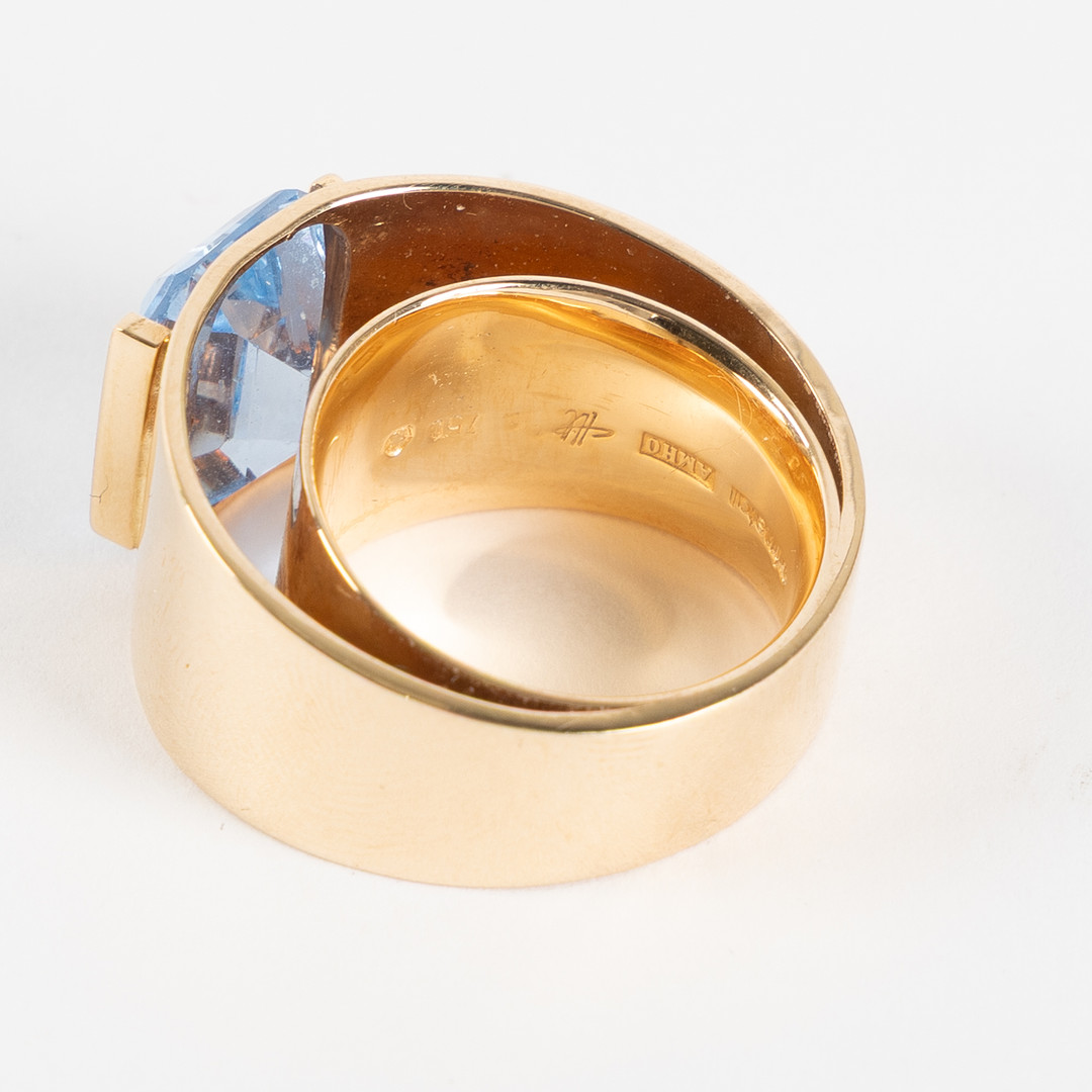 RING, 18K guld med fasettslipad syntetisk blå spinell, Art Metall, Helsingborg.